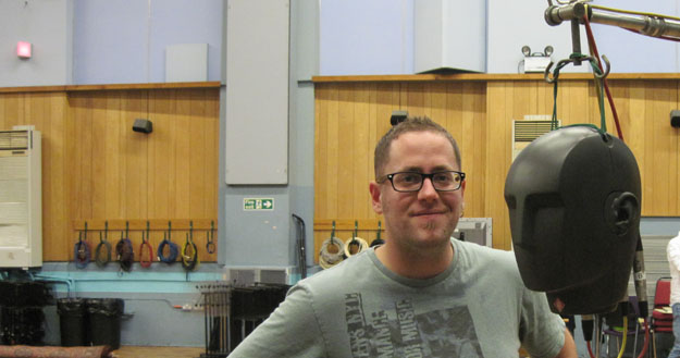 Produktmanager Justin Phillips mit „Fred“, einem Kunstkopf Neumann KU-100, der neben vielen anderen Mikrofonen in den Abbey-Road-Studios für die Aufnahmen der nächsten Garritan-Klangbibliothek zum Einsatz kommt.